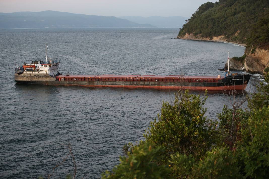 Mudanya'da karaya oturan kargo gemisi kurtarıldı 25